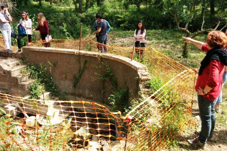 Alumnes del máster durant una visita a la redescoberta Font de Can Moritz