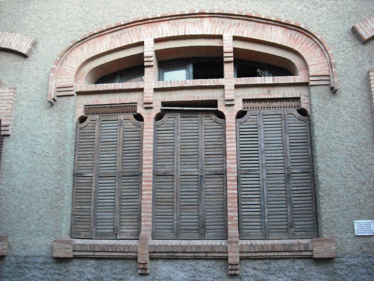 Finestral de les Escoles Evangèliques, al 2009