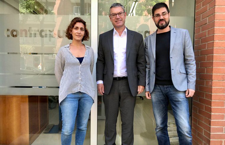 La directora de Contrapunt, Xxxxx xxxx, l'editor de Totmedia, Ramon Grau i l'editor de Contrapunt, Ramon Torrents a la seu de Mollet