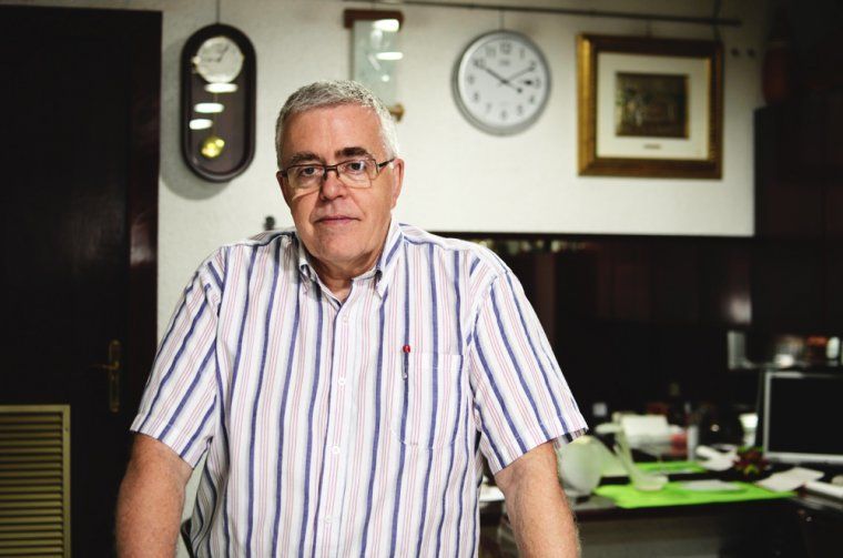 En Ramon Serra, rellotger d'ofici de La Puntual, s'encarrega de donar corda als tres rellotges públics de Rubí