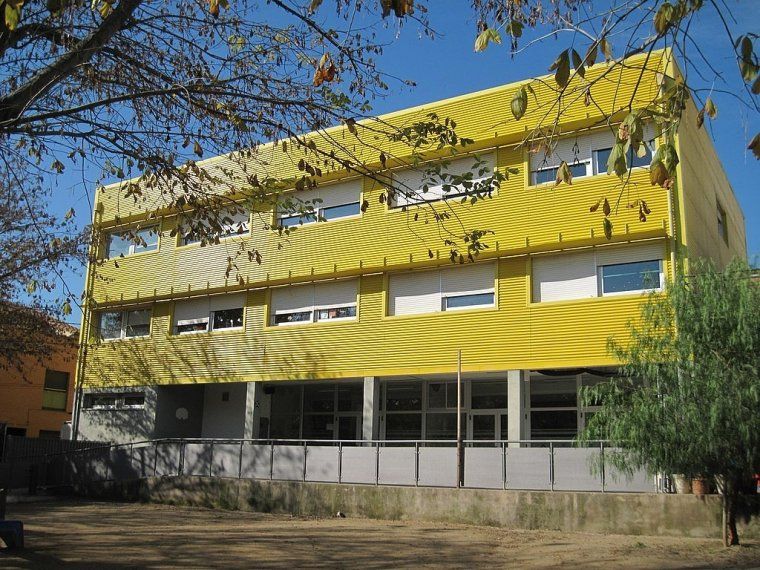 Façana del Centre d'Educació Especial de Ca n'Oriol, situat al carrer Granda