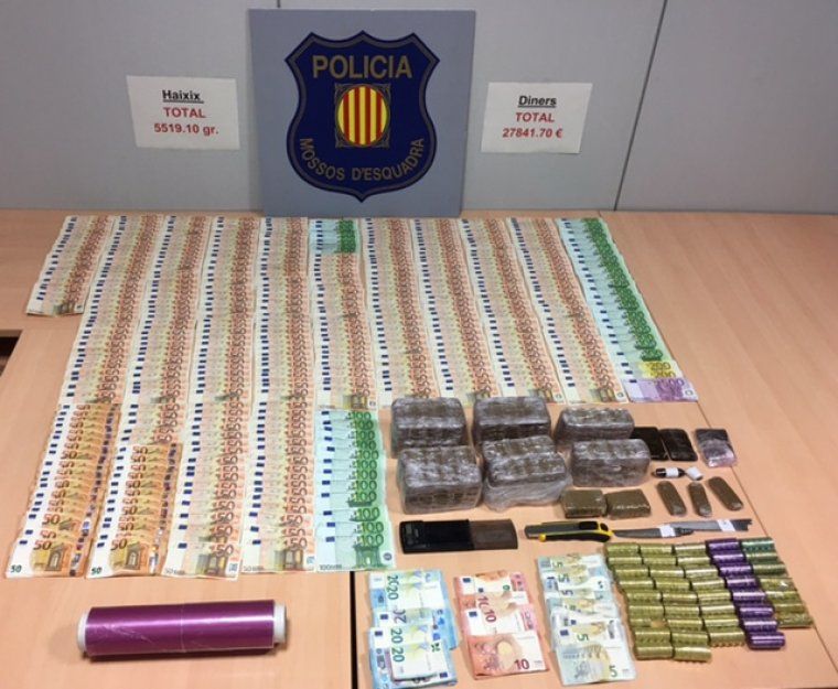 Fotografia del material confiscat durant l'escorcoll en el pis de l'home detingut Fotografia del material confiscat durant l'escorcoll en el pis de l'home detingut