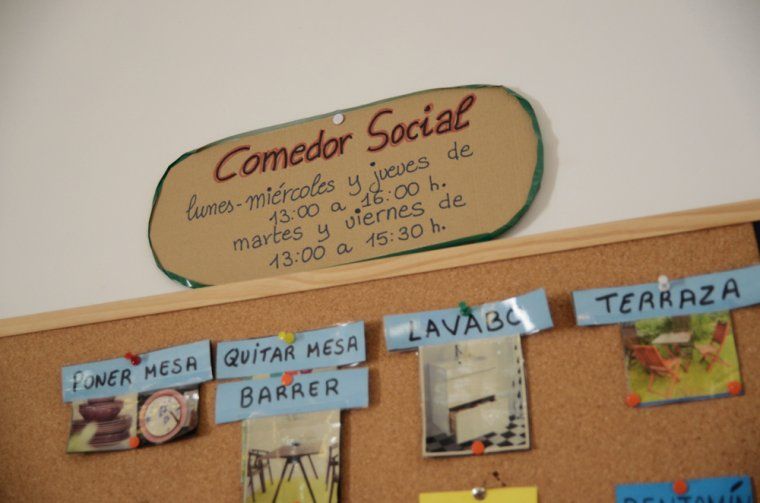 Al menjador hi ha un suro on surten totes les tasques que els usuaris han de fer