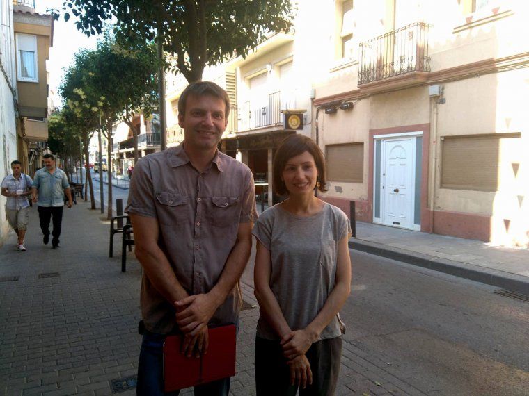 Xavier Corbera i Montse Soler, d'ERC, al carrer Maximí Fornés