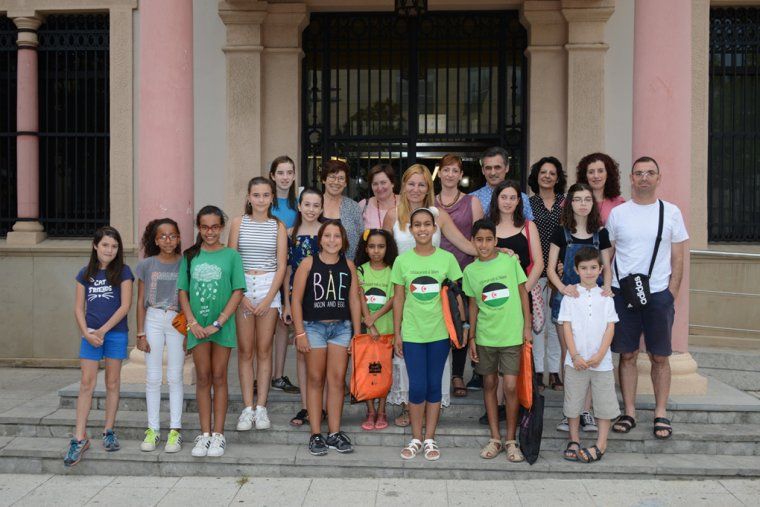 Infants, famílies acollidores, membres de Rubí Solidari, membres del Consell dels Infants, l'alcaldessa i la regidora