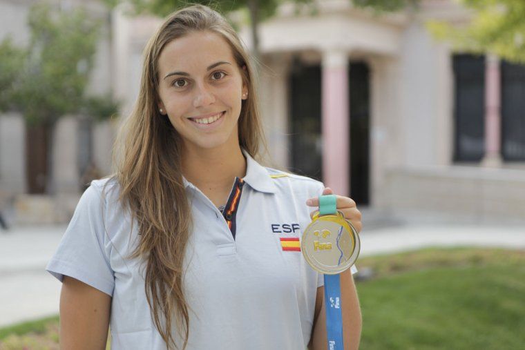 Bea Ortiz, amb la medalla de plata del Mundial 2017 de waterpolo.