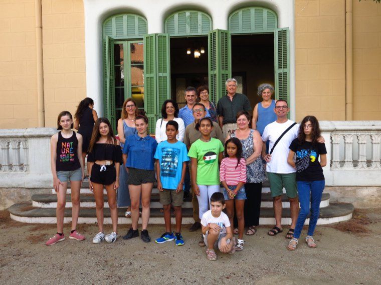 Famílies acollidores, infants i representants institucionals i del Consell dels Infants, en el comiat d'aquest matí