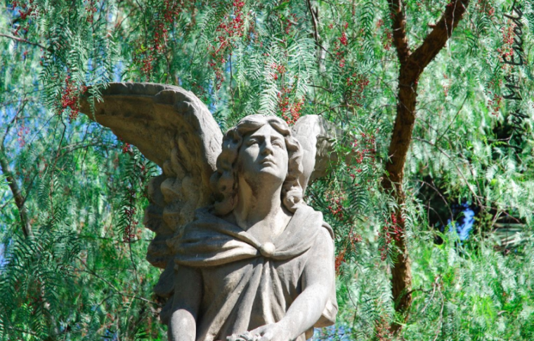 Una de les escultures del cementiri de Terrassa