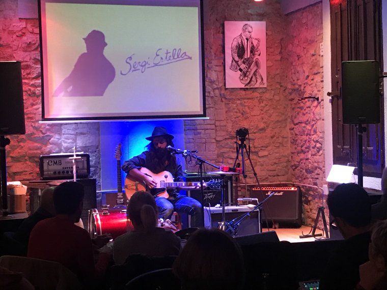 Debut de Sergi Estella al espai socio-cultural de la CGT. FOTO: Arxiu