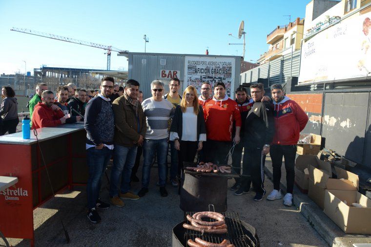 L'alcaldessa de Rubí, Ana María Martínez, amb directius del CF Juventud 25 de Septiembre, a l'acte