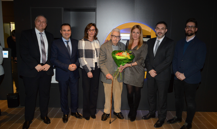 Durant la inauguració s'ha entregat un obsequi al client més antic de l'oficina, el rubinenc Mariano Estrada