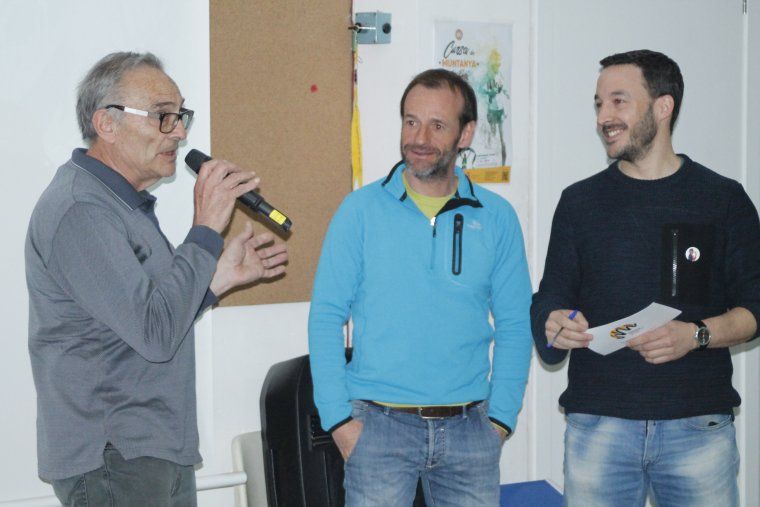 L'alpinista Ferran Latorre (centre) ha oferit una xerrada a la seu del Centre Excursionista de Rubí
