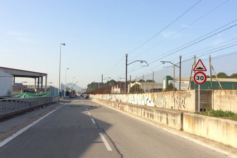 Els últims elements per reduir la velocitat a La Llana s'han ubicat al carrer Pont de Can Claverí