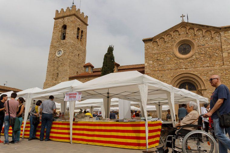 Foto d'arxiu de la diada de Sant Jordi a la plaça Dr. Guardiet de Rubí.