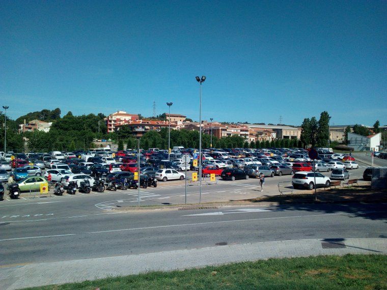 Foto d'arxiu de l'aparcament de l'Escardívol encara operatiu i amb els avisos de les restriccions