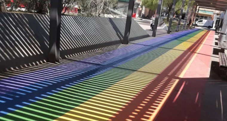 La Plaça Salvador Allende amb la bandera LGTBI pintada al terra La Plaça Salvador Allende amb la bandera LGTBI pintada al terra