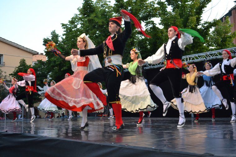 L'Esbart de Rubí actuant a la plaça Doctor Guardiet