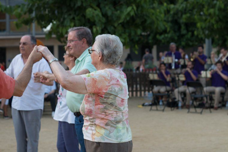 Els rubinencs de La Plana del Castell ballen sardanes