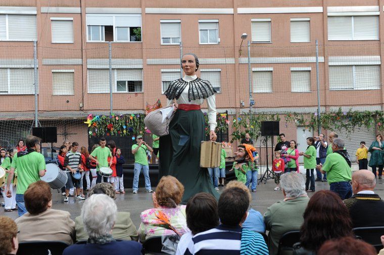 La geganta Lola en una Festa de la Primavera
