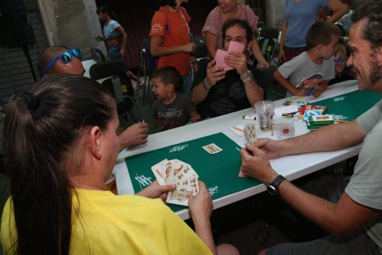 Els veïns del carrer Sant Jaume participant al Campionat de Botifarra