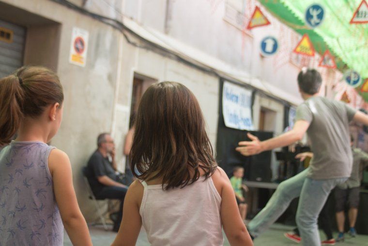 Dues nenes preparades per la classe de lindy hop al carrer Sant Jaume