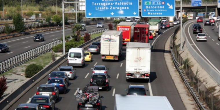 Imatge d'arxiu de l'AP7 al seu pas de Sant Cugat. 