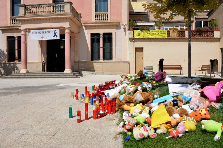 Ofrena feta a la plaça Pere Aguilera per les víctimes dels atemptats de Barcelona FOTO: Arxiu Ofrena feta a la plaça Pere Aguilera per les víctimes dels atemptats de Barcelona FOTO: Arxiu