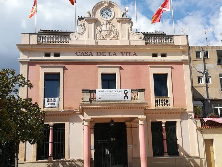 L'Ajuntament ha col·locat la pancarta commemorativa pels atemptats de Bacelona i Cambrils L'Ajuntament ha col·locat la pancarta commemorativa pels atemptats de Bacelona i Cambrils