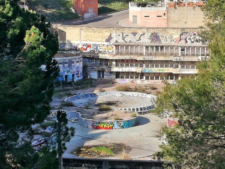 Les piscines de Castellnou amb els seus canviadors de fons.