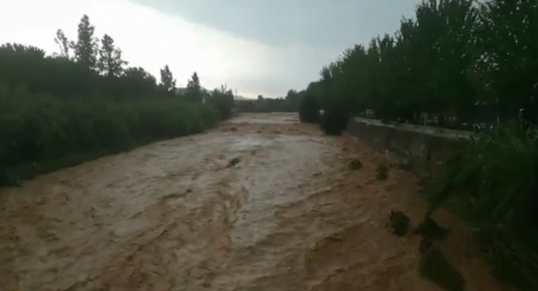 La Riera de Rubí plena durant els aiguats