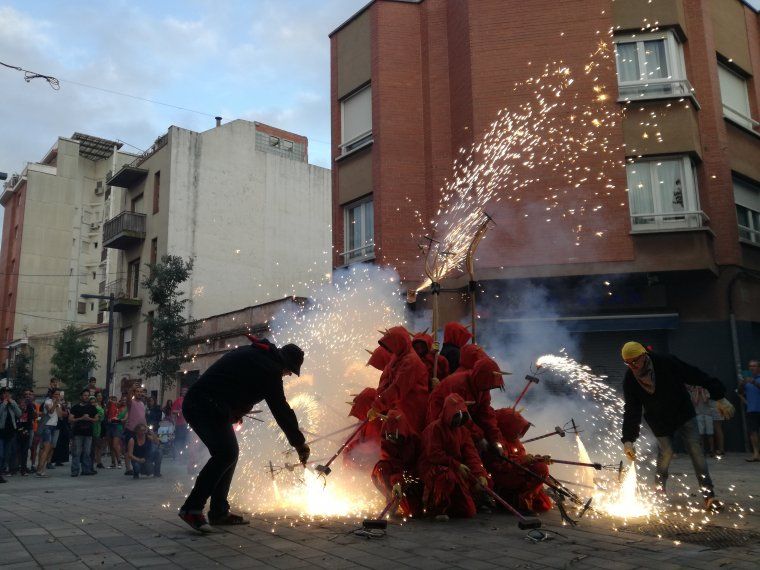 Els diables infantils fan cremar el foc a la Plaça Onze de Setembre
