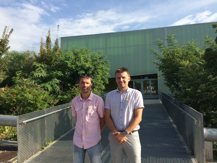 Joan Puntí i Xavier Corbera, a les portes del pavelló de La Llana