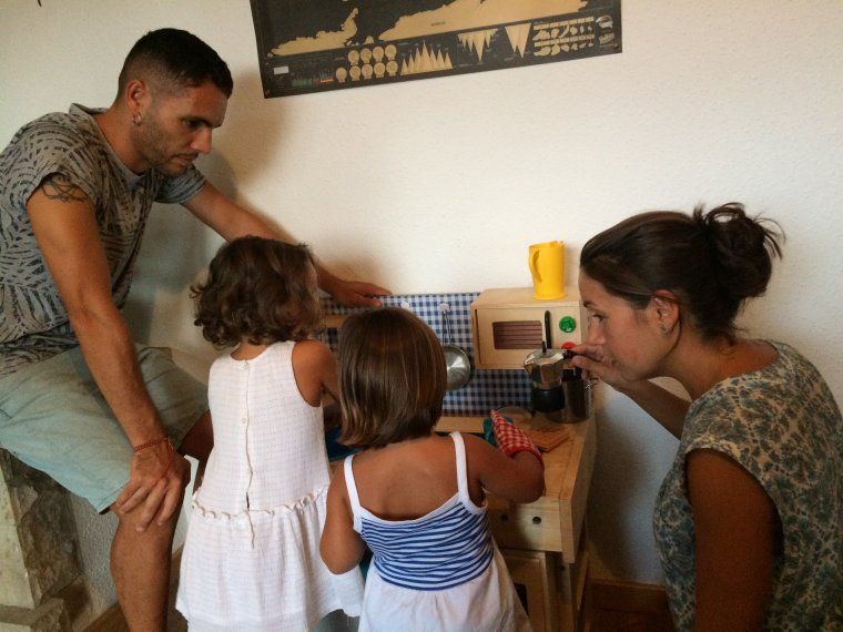 La família García Gil juguen plegats amb una cuineta