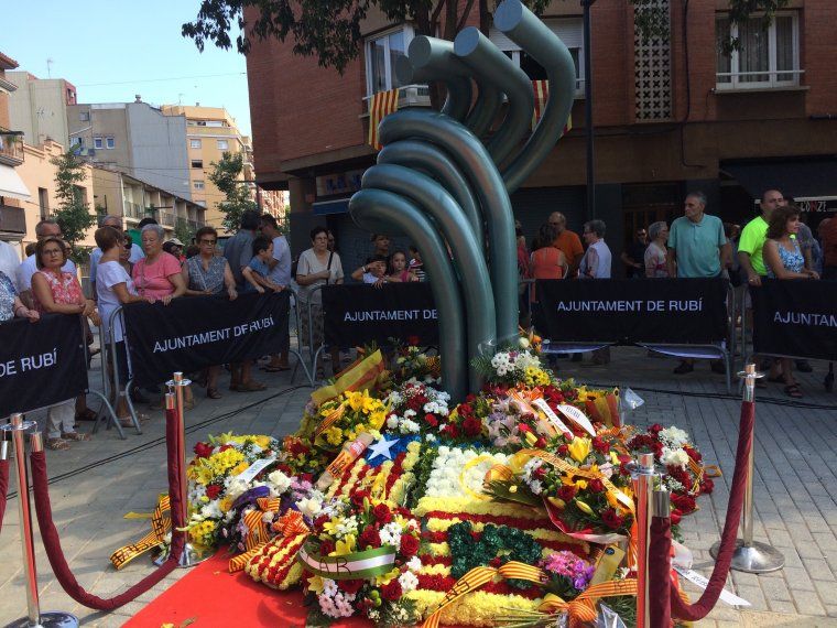 Monument de la rubinenca Pepa de Haro a la plaça Onze de Setembre després de l'ofrena floral en altres anys