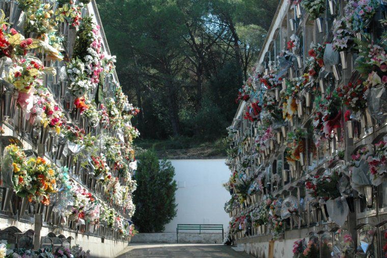 Sanitat limita a tres familiars la participació als enterraments o incineració de les víctimes per la covid-19