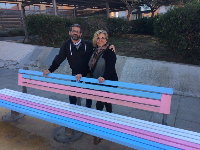 Els pares de l'Alan, l'Esther i el Xavi, va participar en la pintada del banc amb els colors de la bandera trans Els pares de l'Alan, l'Esther i el Xavi, va participar en la pintada del banc amb els colors de la bandera trans