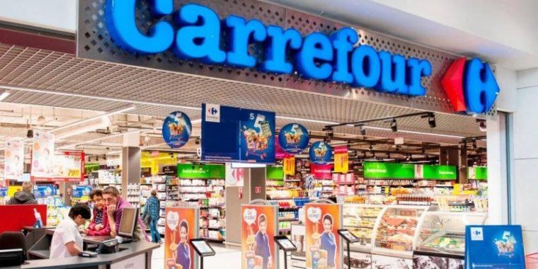 Entrada d'un Carrefour com el que obriran al Centre Comercial