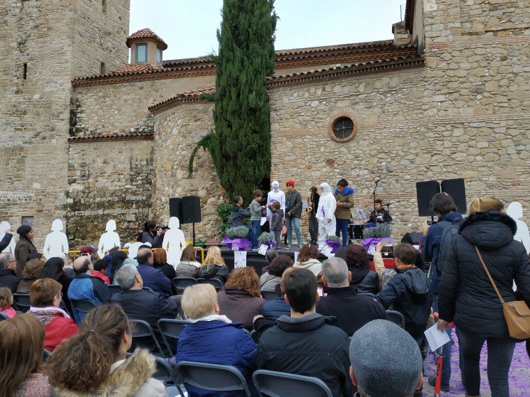L'Escola Municipal de Música Pere Burés actuant en l'acte central del 25 N