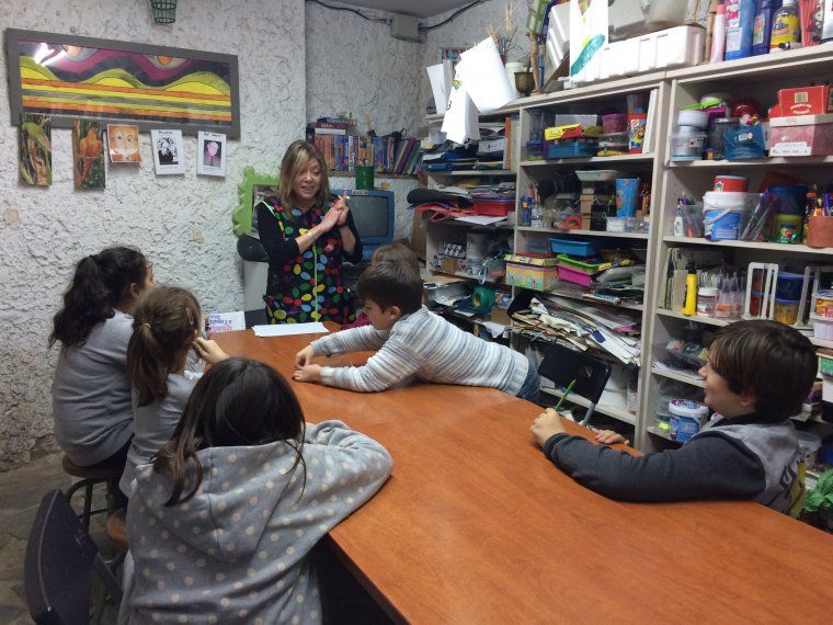 L'artista local Sandra Bea durant la seva classe