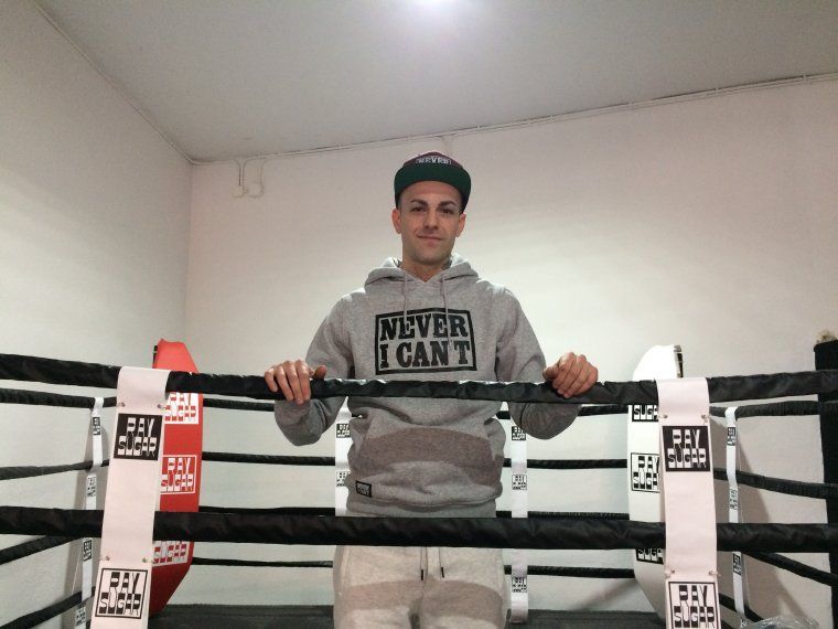 El boxejador Víctor Vega al ring del seu gimnàs