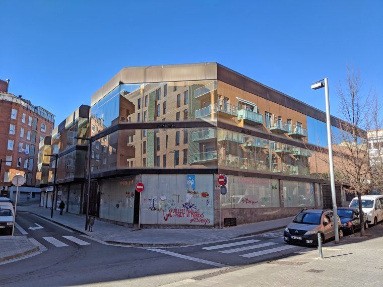 Edifici Downtown a la cantonada de Magallanes amb Torrent de l'Alba