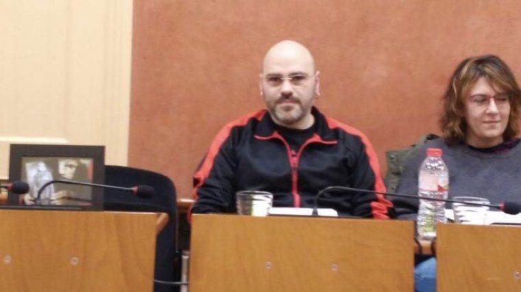 Pau Navarro amb el retrat de Neus Català