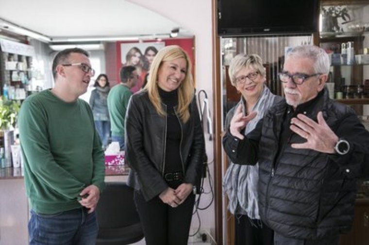L'alcaldessa de la ciutat, Ana María Martínez, i el regidor de Comerç, Rafael Güeto, amb els propietaris