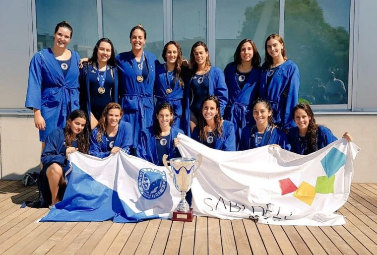 Bea Ortiz amb l'equip del CN Sabadell