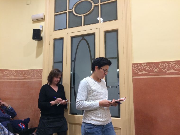 Marina Llonch, directora de l'Escola Rivo Rubeo, durant la seva intervenció al Ple Marina Llonch, directora de l'Escola Rivo Rubeo, durant la seva intervenció al Ple