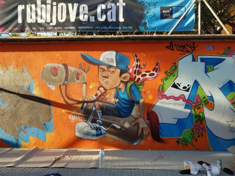 Un dels grafitis que decoren els voltants de l'Espai Jove Torre Bassas