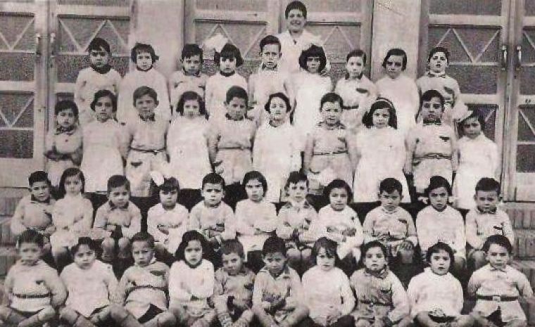 Alumnes de l'Escola Basses de la Seda als anys 30