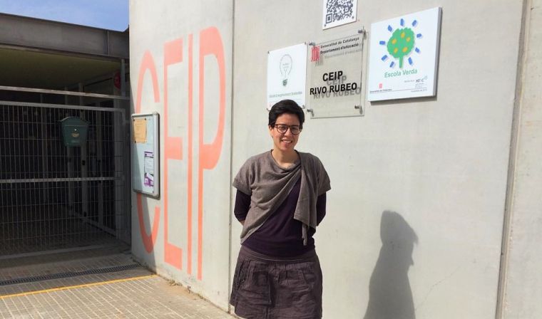 Marina Llonch davant del Rivo Rubeo, amb certificat d'Escola Verda Marina Llonch davant del Rivo Rubeo, amb certificat d'Escola Verda