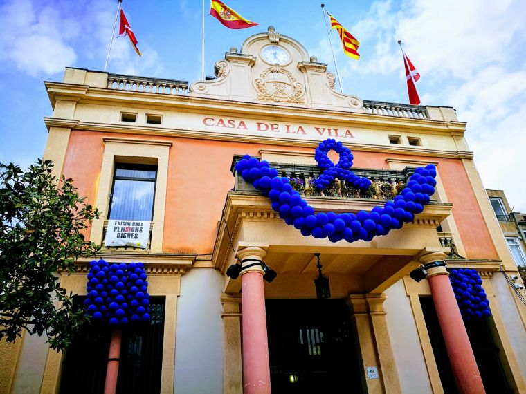 L'Ajuntament de Rubí amb llaços blaus per l'autisme