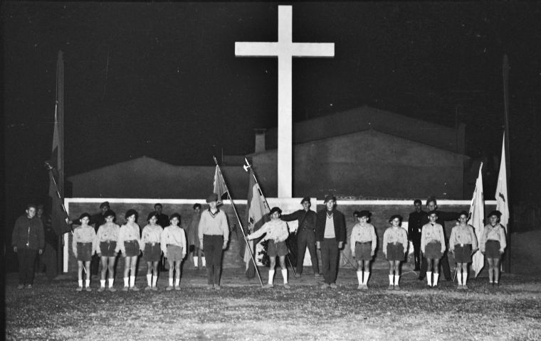 Membres de la Organización Juvenil Española (OJE), vetllant la Creu dels Caiguts, a Rubí Membres de la Organización Juvenil Española (OJE), vetllant la Creu dels Caiguts, a Rubí